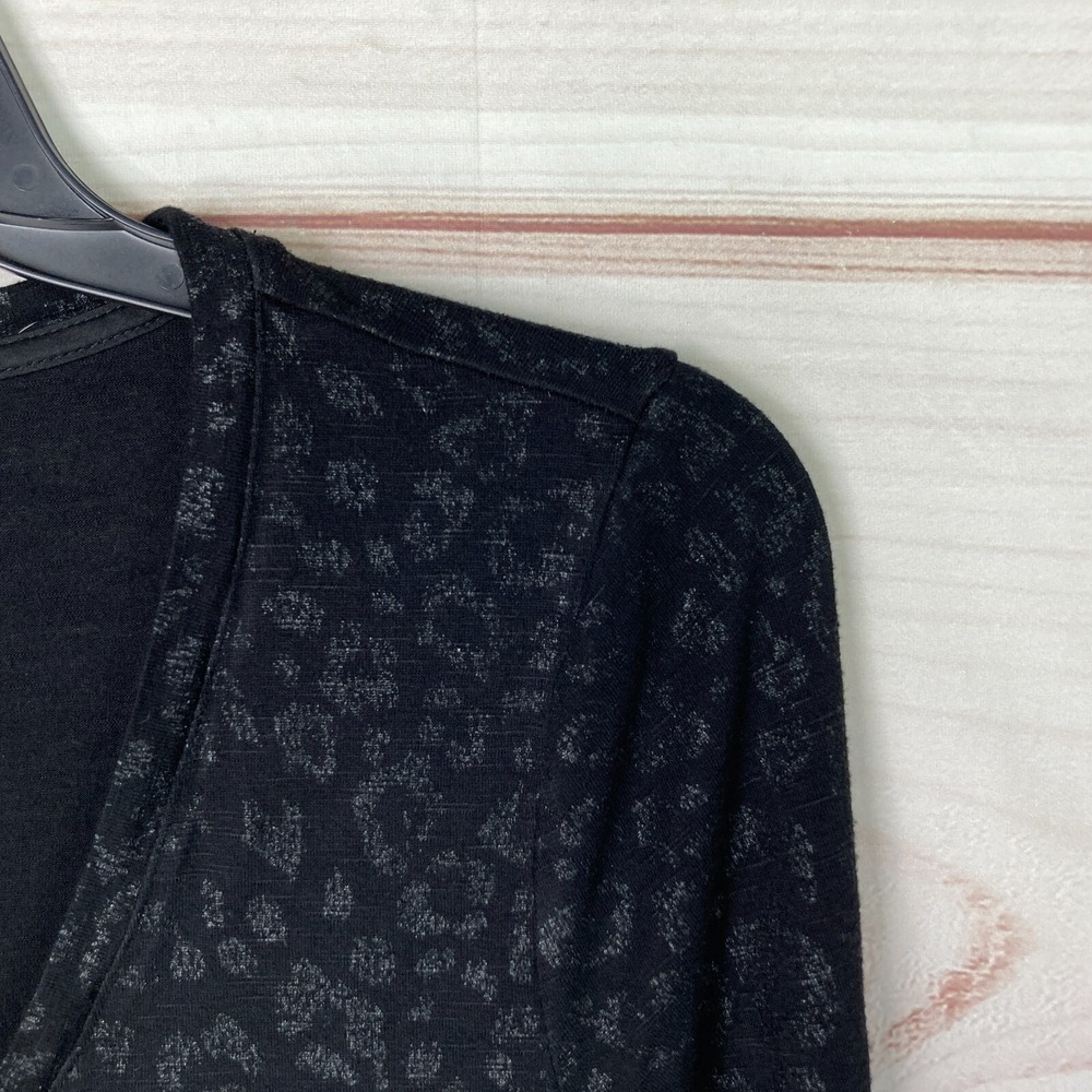 White House Black Market Top Womens S Black Leopard T-Shirt Scoop Neck Knit - Picture 3 of 7